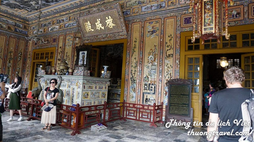Bàn thờ tại cung Thiên Định tại Lăng Khải Định Huế