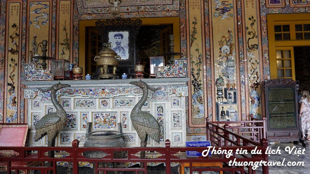 Bàn thờ tại cung Thiên Định tại Lăng Khải Định Huế 3