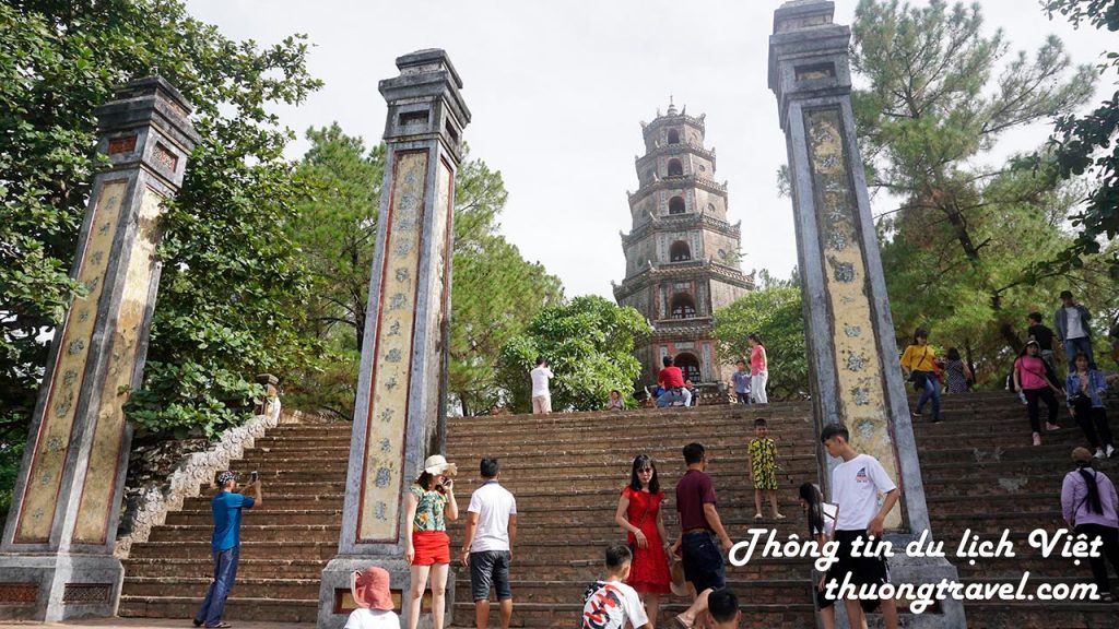 Quang cảnh trước cổng chùa Thiên Mụ Huế