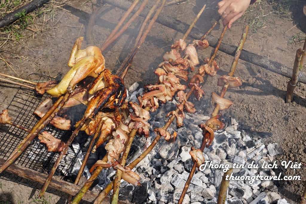 Nướng gà và thịt tại Hòn Dồ Nha Trang