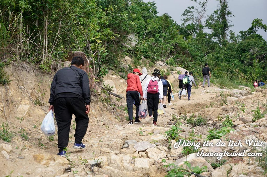 Đoàn khách leo núi lên đỉnh Hòn Dồ Nha Trang